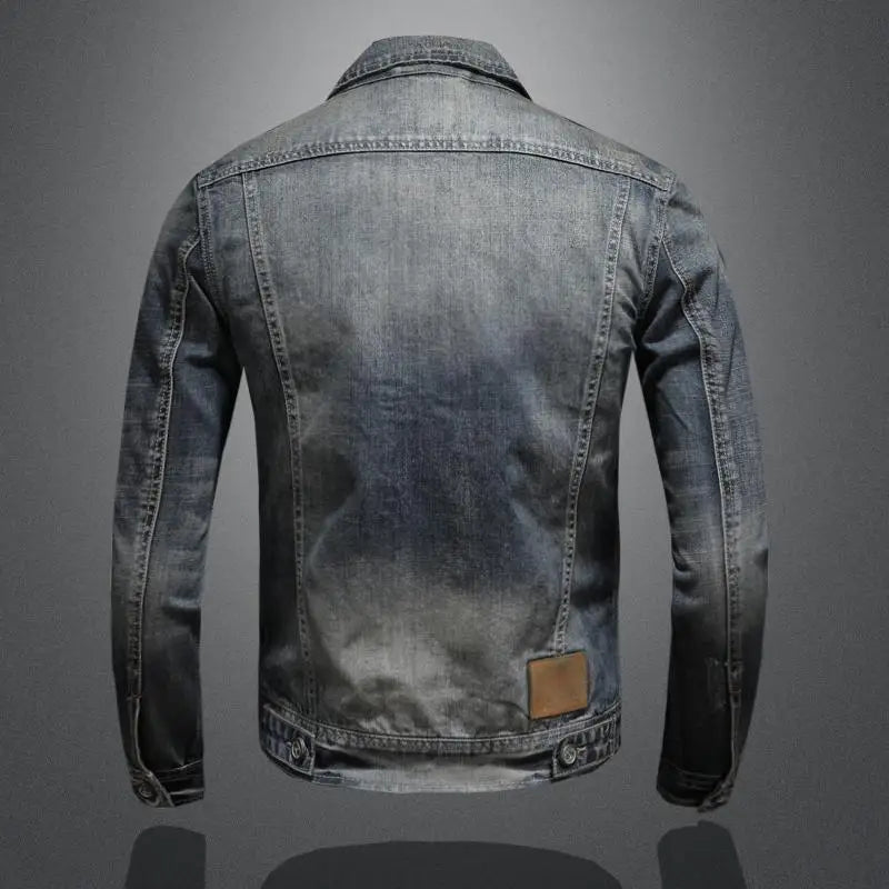 Bakside av herre spijkerjakke i blå denim med knappedetaljer. Tøff, maskulin jakke med klassisk passform for menn.