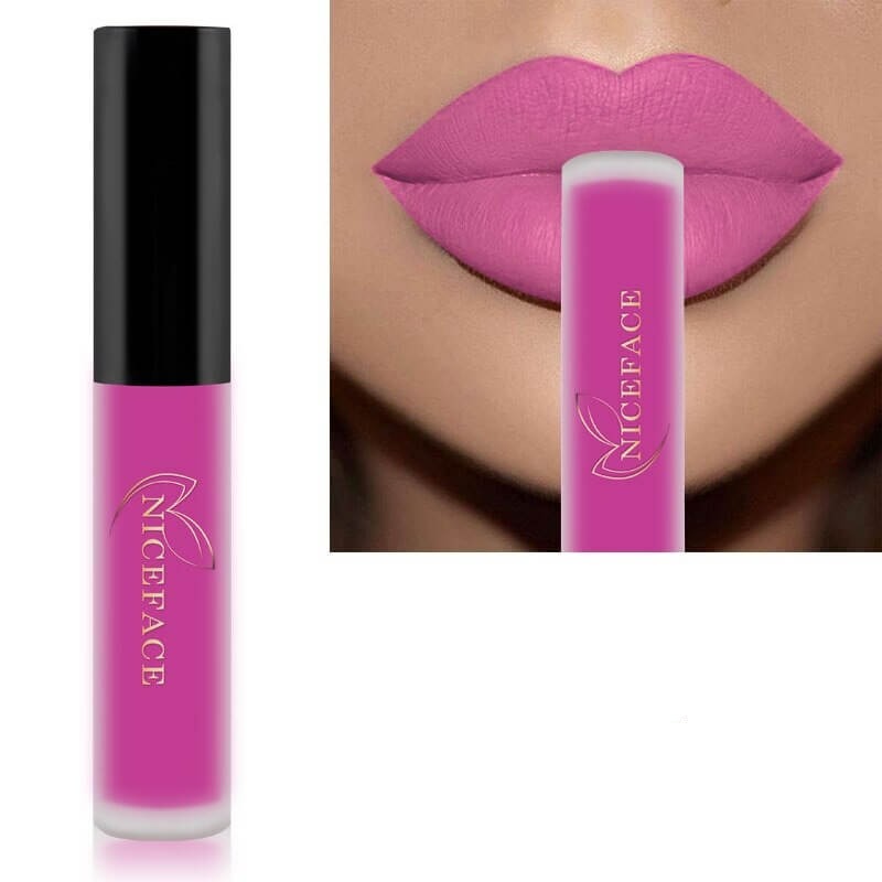 Hand hält matt flüssigen roten Lippenstift, bereit zum Auftragen, Damen-Makeup