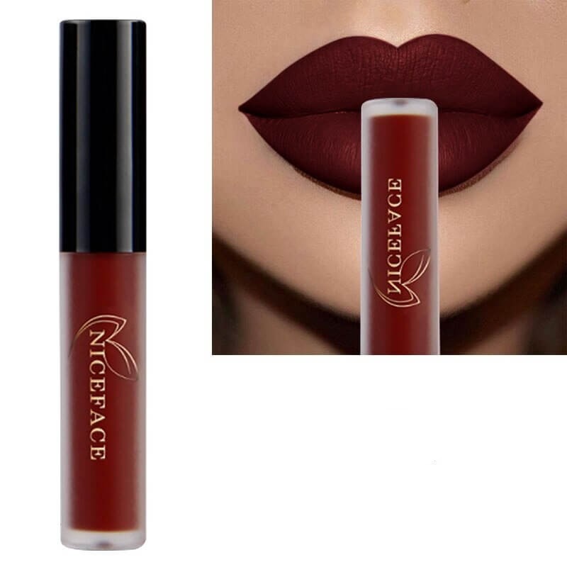 Detailaufnahme des matten Finishes auf den Lippen, von flüssigem Lippenstift erzeugt