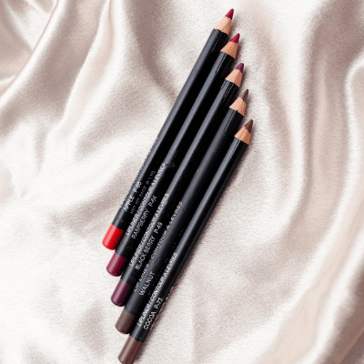 Sett med matte leppeblyanter for definerte og fyldige lepper. Ideell som leppestift primer. Kosmetikk for kvinner.