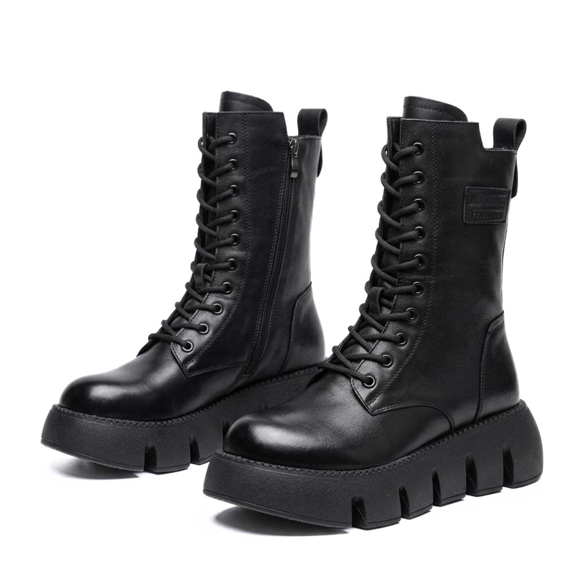 Mellomhøye damestøvler med trendy chunky såle og snøring, perfekt for vinter og høst.