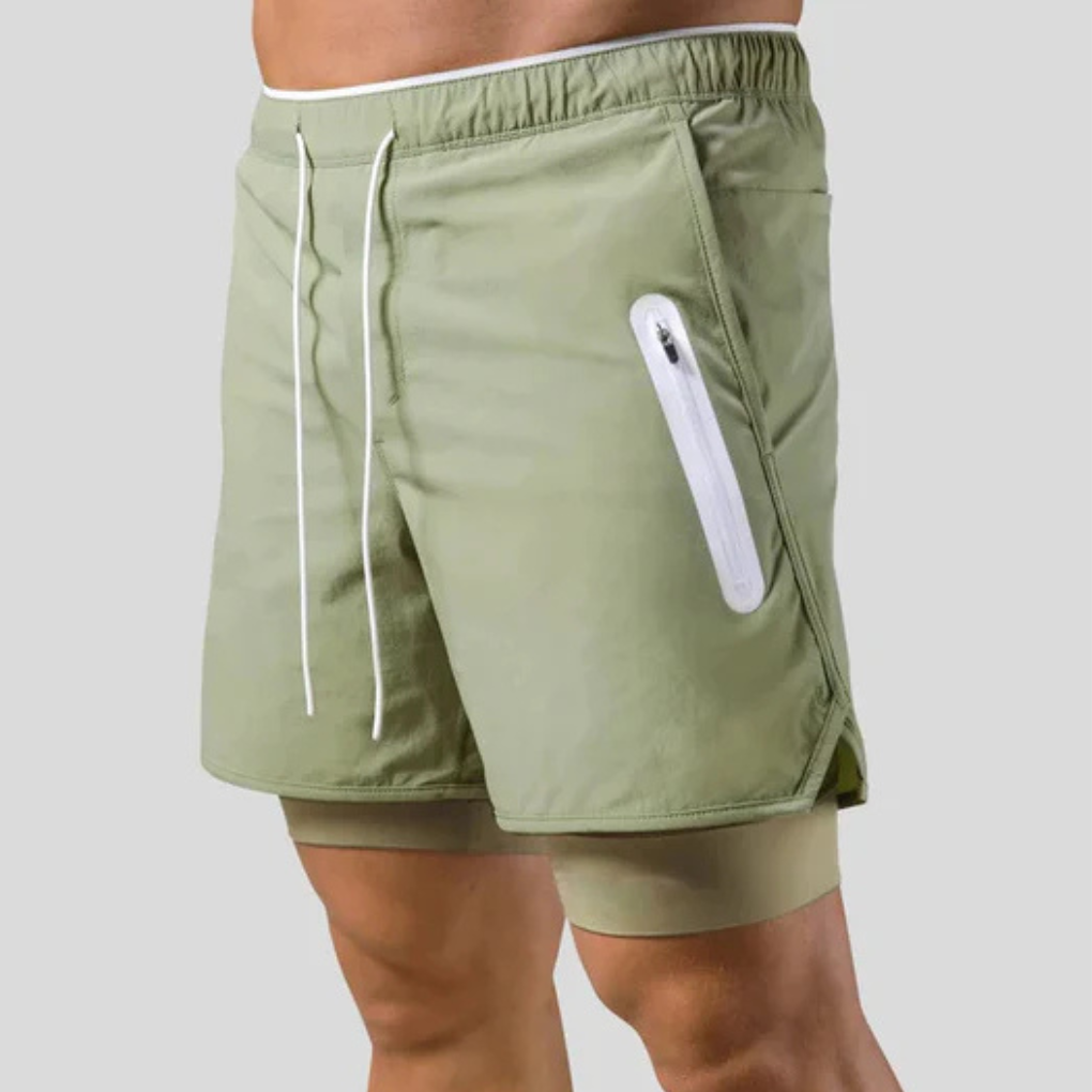 Menns 2-i-1 sportsbukser bakfra, viser ergonomisk design og god passform.