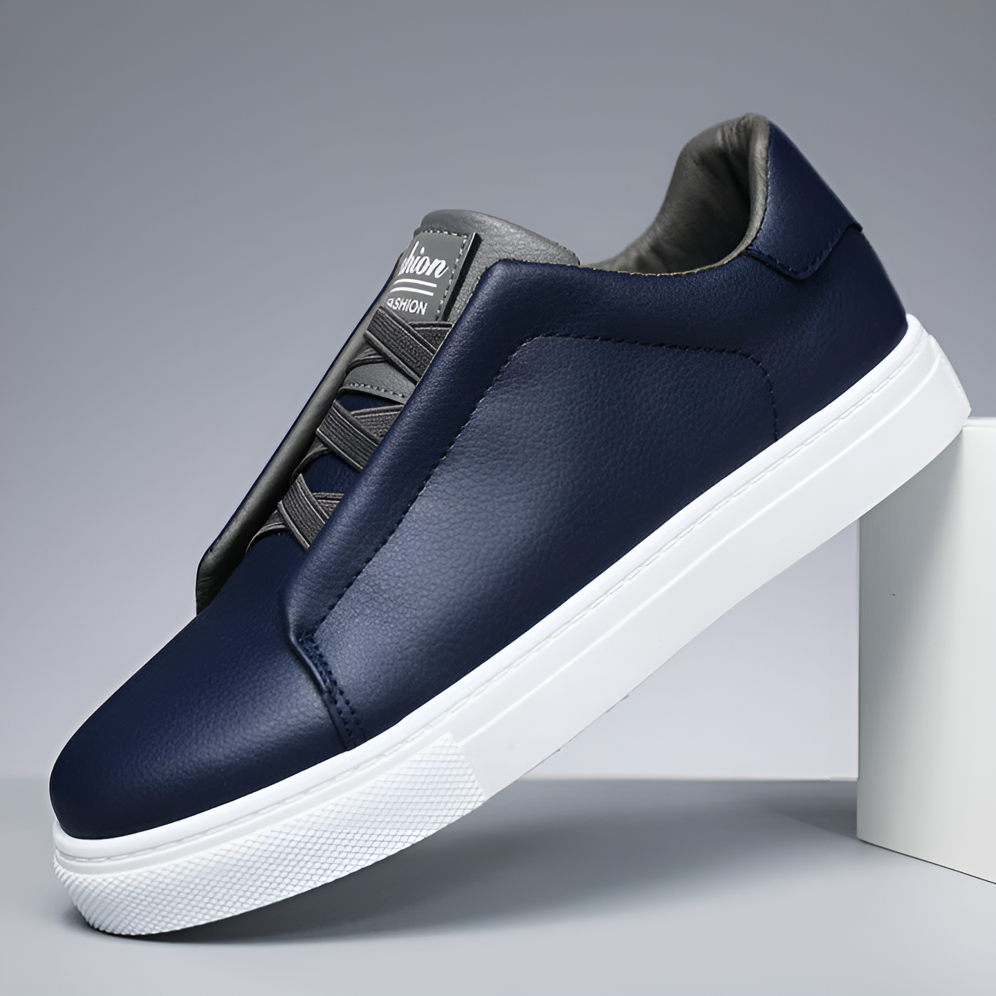 Nærbilde av stilige herre sneakers med pustende overdel, designet for optimal komfort og allsidig hverdagslig bruk.