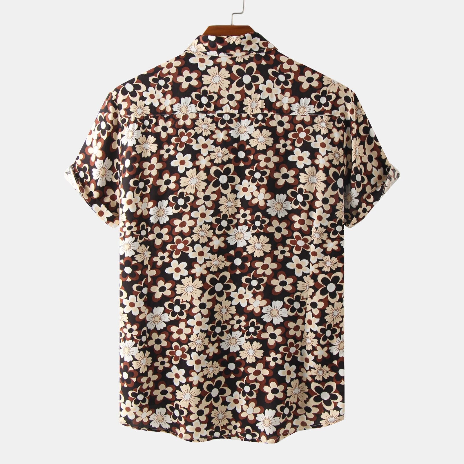 Komfortabel herreskjorte med blomstermønster og krage. Ideell for uformell og elegant sommerstil.