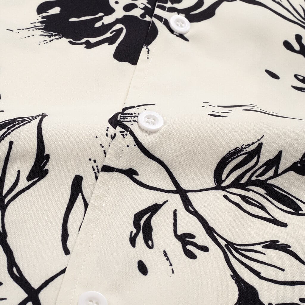 Hel figur av menns blomstret sommerbluse, lett hawaiiskjorte i hvit/beige. Perfekt for strand og ferie.