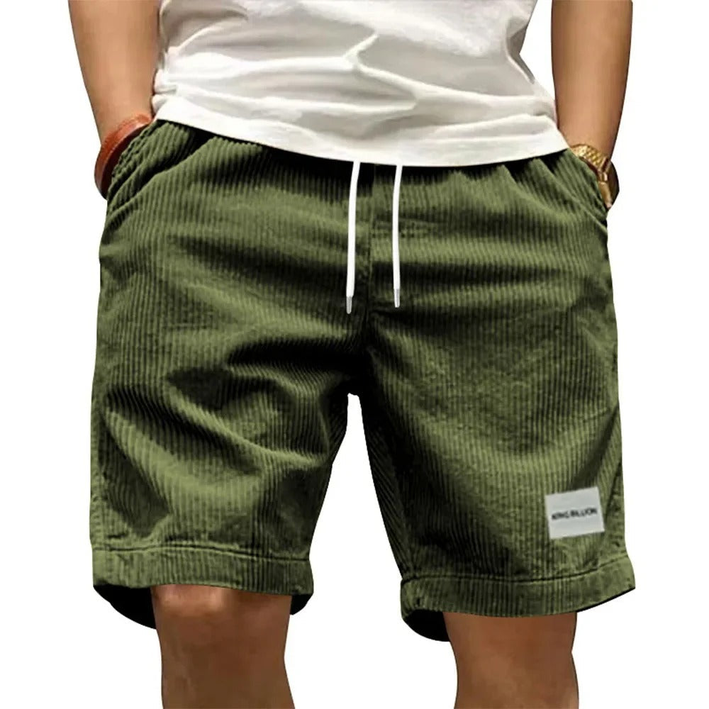 Detaljer av praktiske sidelommer på menns corduroy cargoshorts. Robust design, herremote.