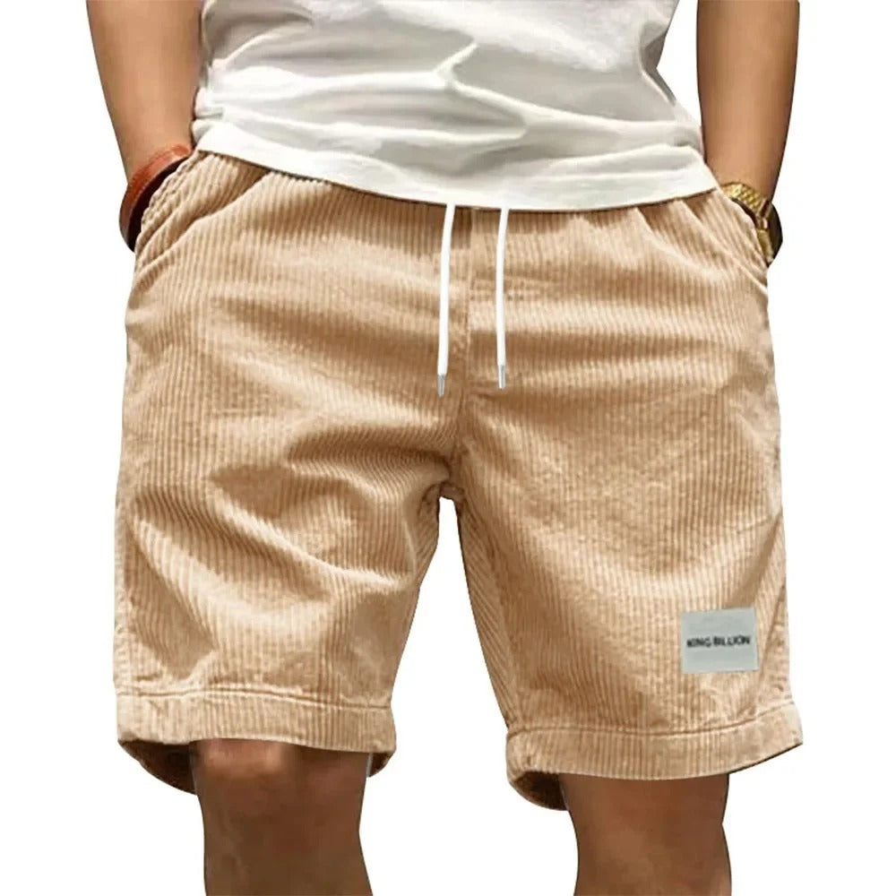 Bakside av menns vintage corduroy cargoshorts. Komfortable og stilige shortsmedlommer for menn.