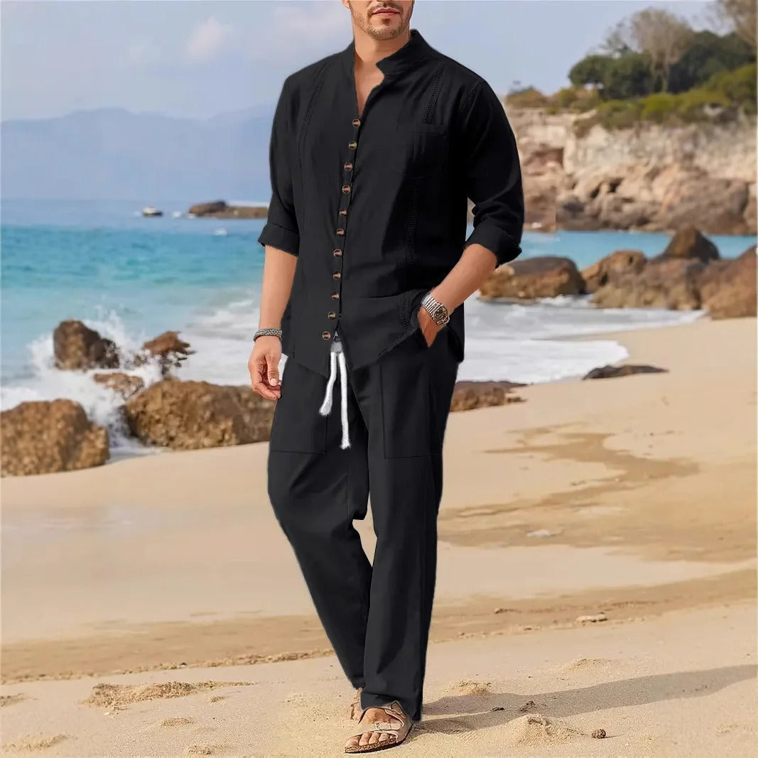 Mann i elegant cubansk strandsett, poserende på stranden. Todelt sommerstil for ferie og avslappet reisebruk.