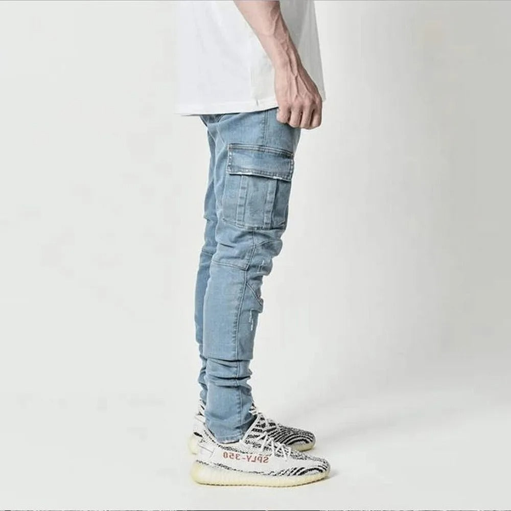 Menn i komfortable, elastiske cargobukser. Streetwear jeans med multilomme-design for aktiv hverdagsbruk.