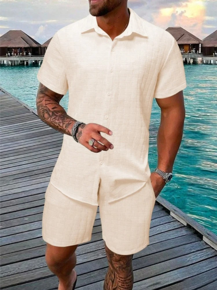 Elegant jacquard fritidssett for menn, et teksturert todelt antrekk ideelt for sommeren.