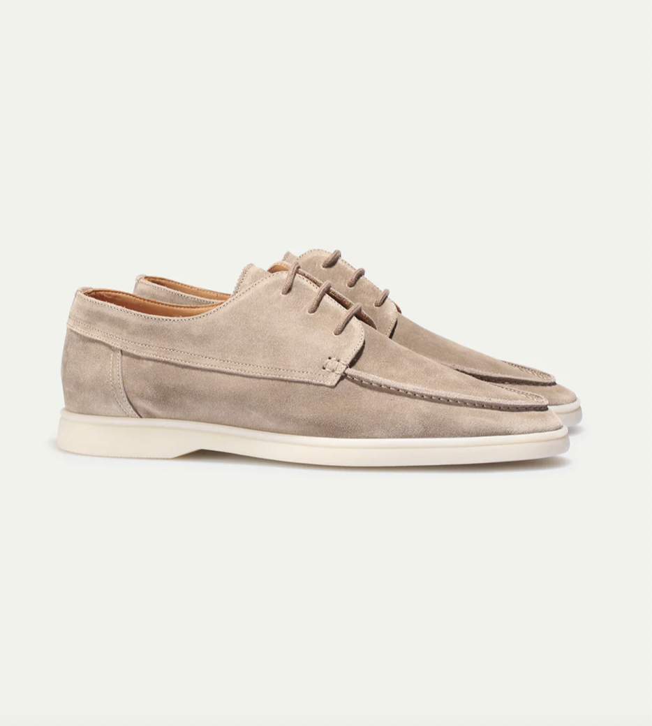 Allsidige herreloafers i beige eller navyblå, komfortable og stilfulle sko for formelle og uformelle antrekk.