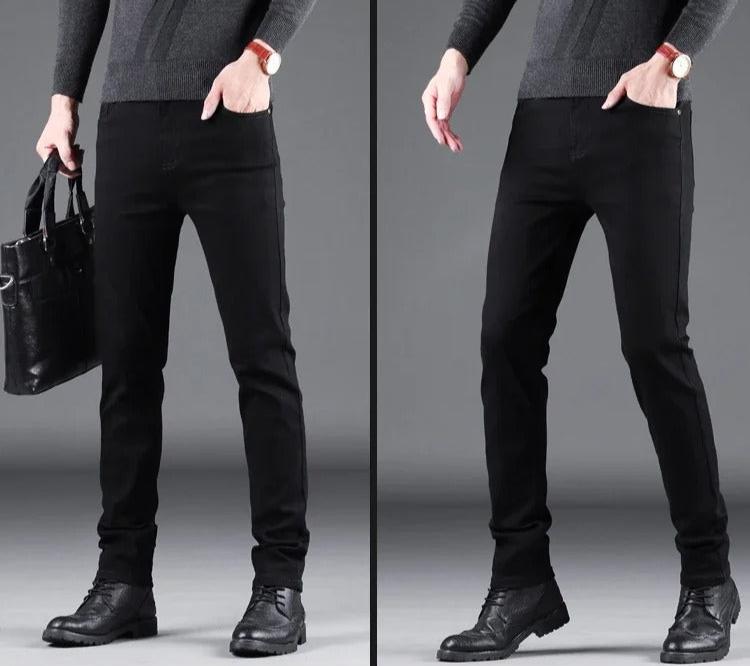 Detalj av linning og knapper på svarte slim jeans for menn. Høy kvalitet og passform.
