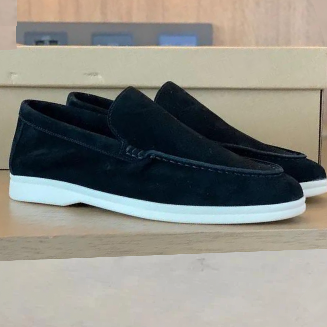 Sidevisning av klassiske, ergonomiske slip-on loafers for menn, med fokus på komfort og stil.