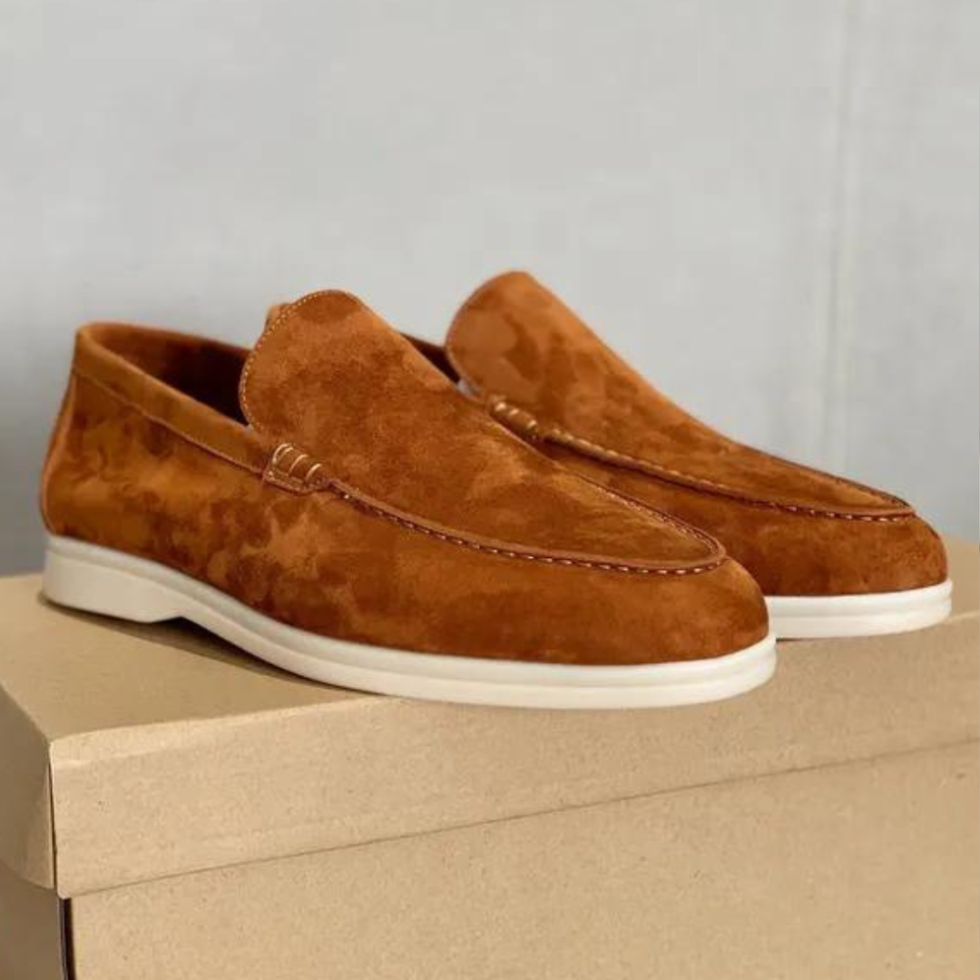 Frontvisning av elegante menns slip-on loafers, designet for optimal komfort og holdbarhet.