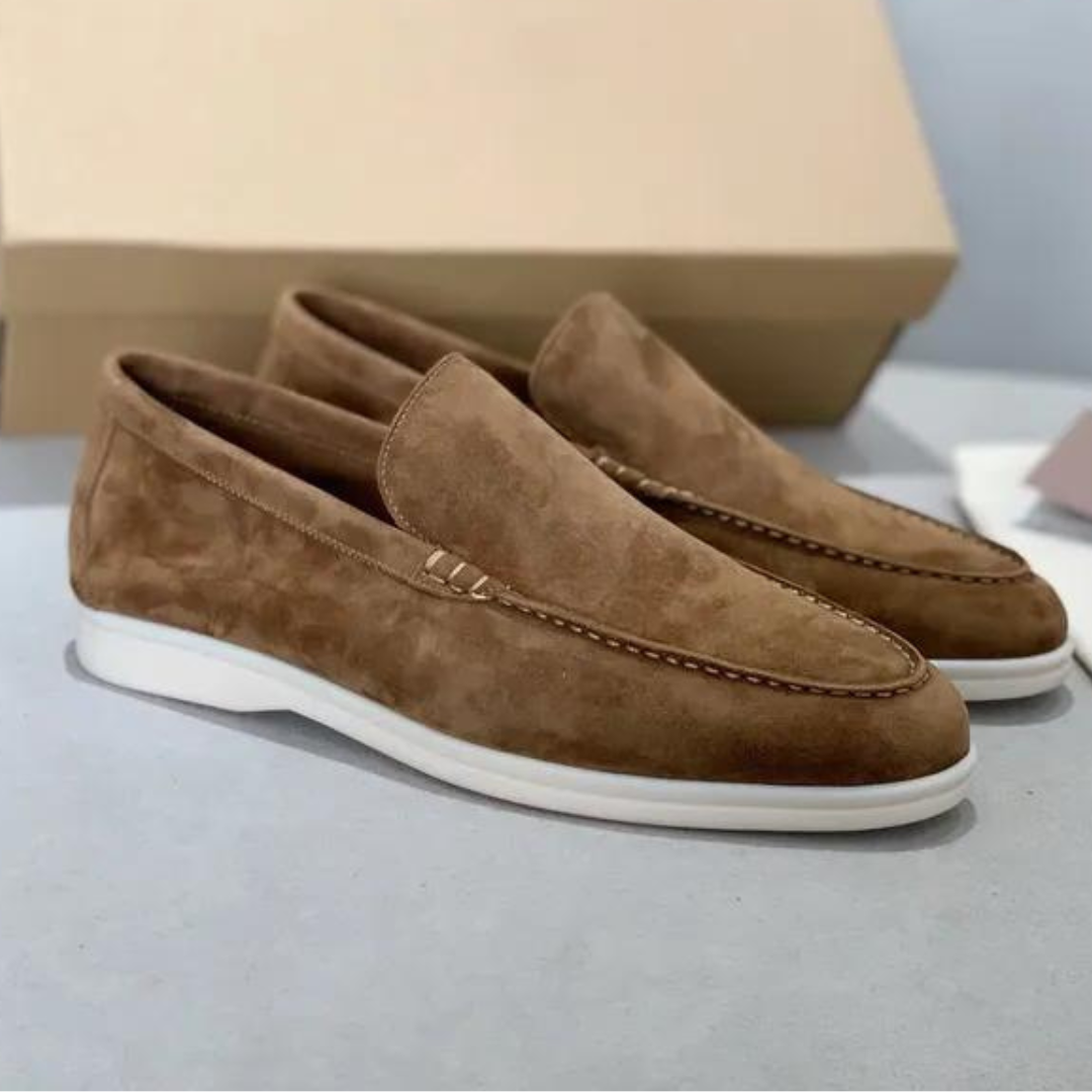 Ergonomisk yttersåle detalj på menns komfortable slip-on loafers, som sikrer støtte og grep.