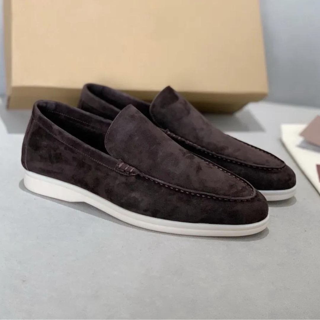 Et par stilige menns ergonomiske slip-on loafers, klare for både hverdag og mer formelle anledninger.