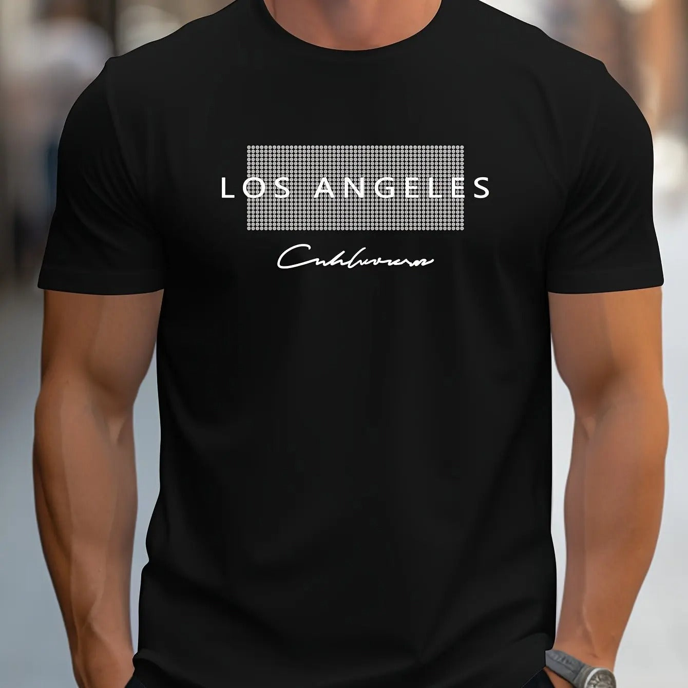 Nærbilde av det grafiske "Los Angeles" trykket på en sporty slimfit t-skjorte for menn.