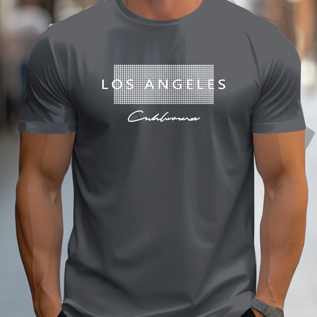 Mannlig modell iført sporty slimfit Los Angeles t-skjorte med rundhals og korte ermer, perfekt casual stil.