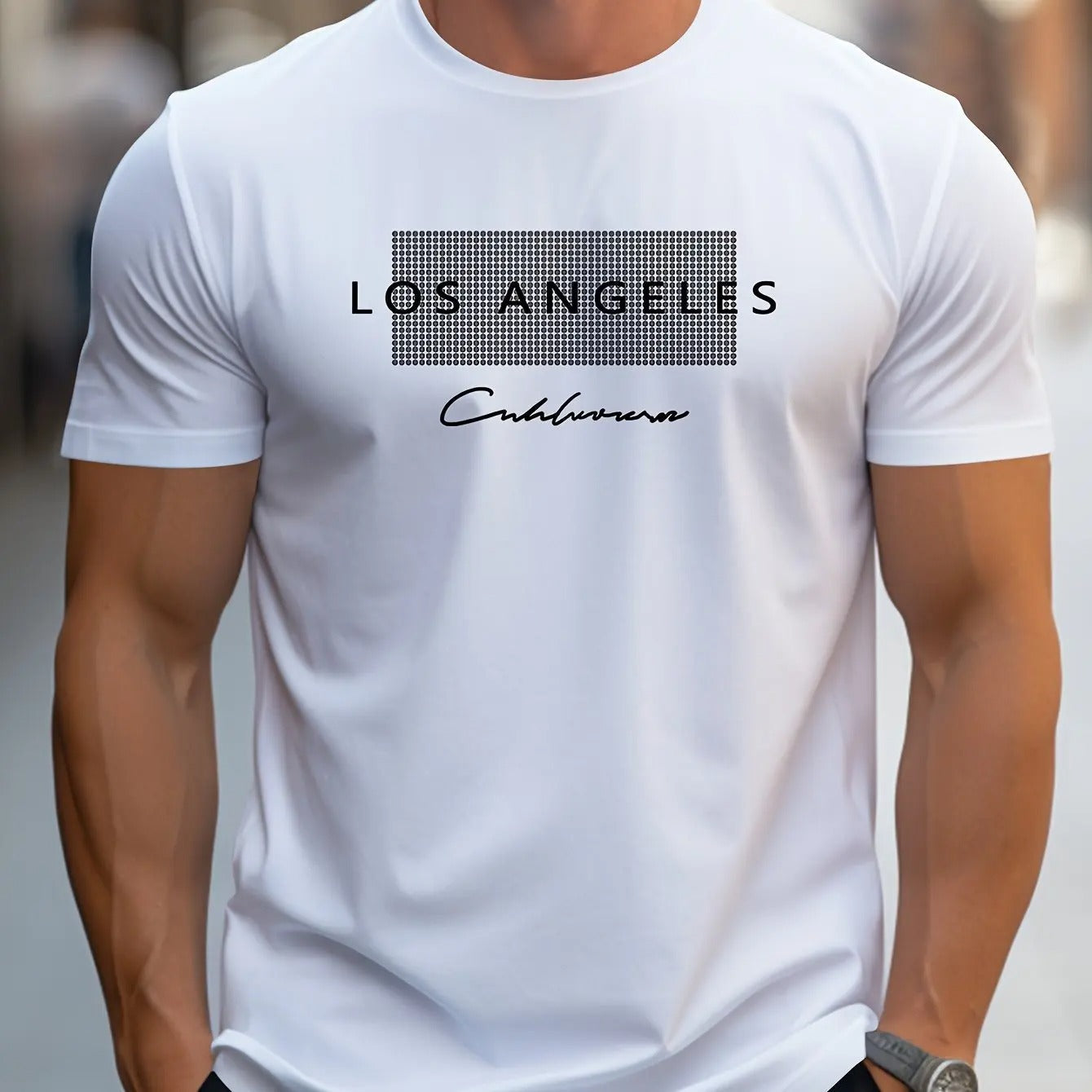 Bakfra-bilde av en mann i sporty Los Angeles t-skjorte, viser slimfit passform og grafisk trykk.