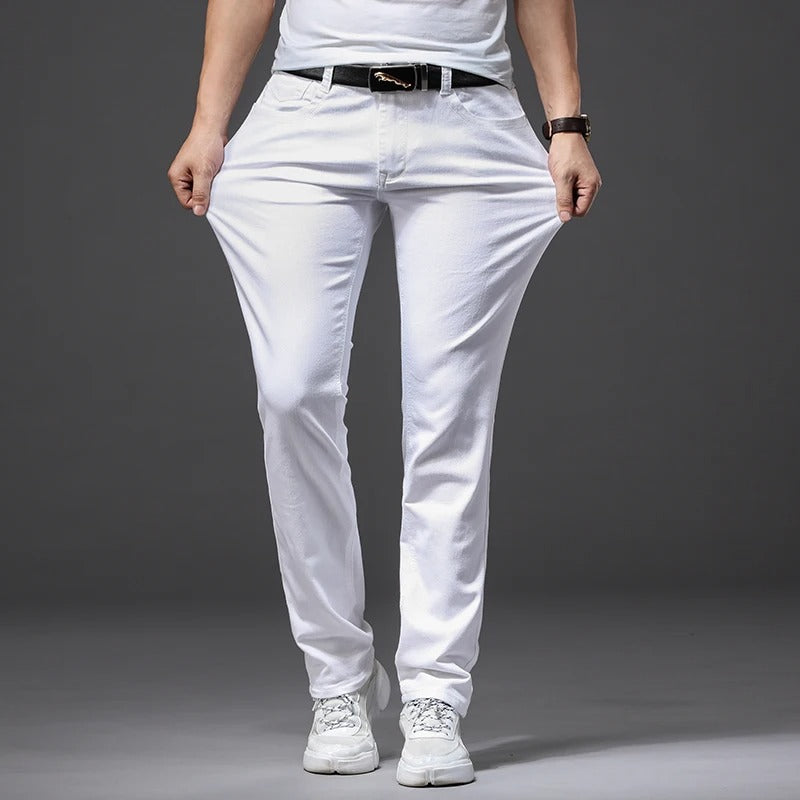 Modell iført hvite slim fit jeans for menn, som fremhever den moderne passformen og herremote.