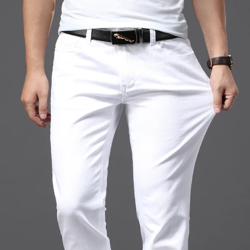 Bakside av hvite slim fit herrejeans på modell, viser den smale silhuetten og allsidige stilen.