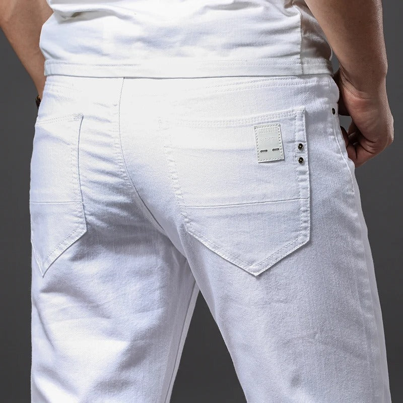 Styling av hvite slim fit herrejeans med fritidsbukse, en moteriktig og stilig hverdagslook.