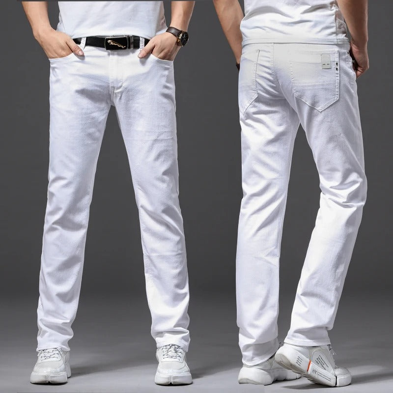 Detalj av knapper og glidelås på menns hvite slim fit jeans, forsterker produktets kvalitet.