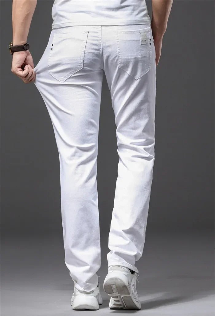 Brettet hvit slim fit herrejeans, klar for salg, et komfortabelt og moteriktig plagg for menn.
