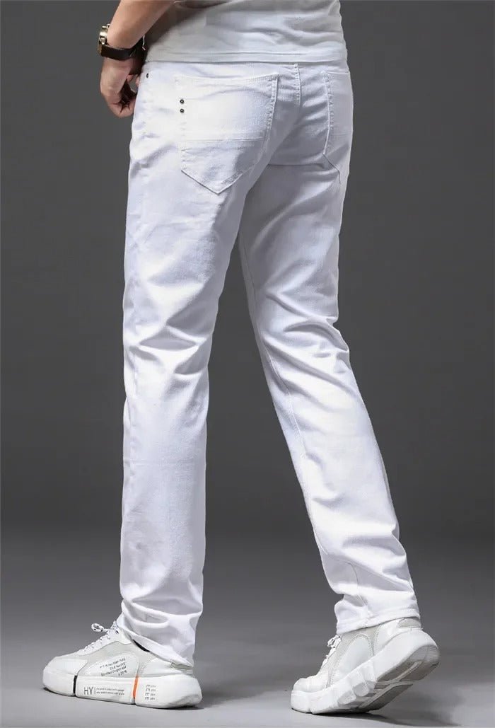 Hvit slim fit jeans for menn, designet for optimal komfort og en elegant, tidløs passform.