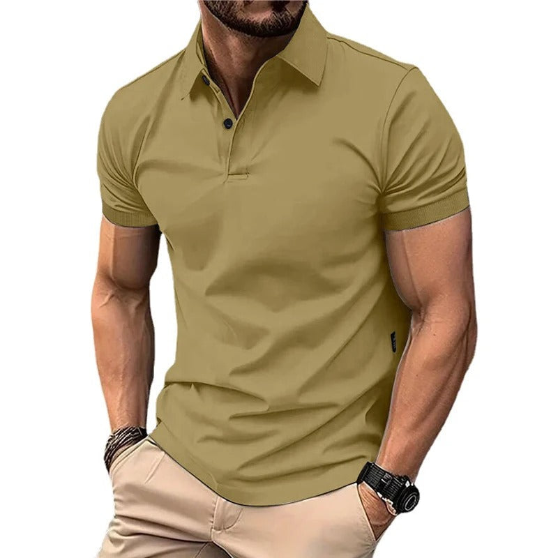 Lett og pustende herre poloskjorte i klassisk design, et must for sommergarderoben.