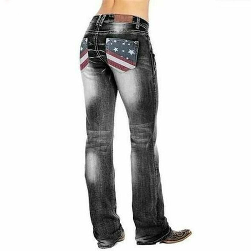 Detaljbilde av benvidden på menns bootcut-jeans, et kjennetegn ved denne klassiske buksen.