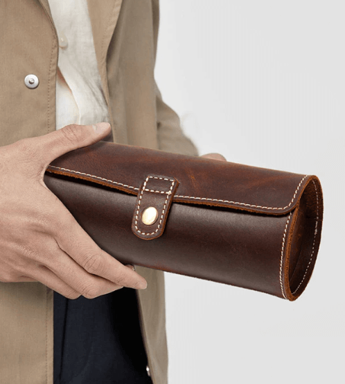 En gaveidé: menns klokke organizer pouch i skinn. Sikker oppbevaring for klokker på farten.