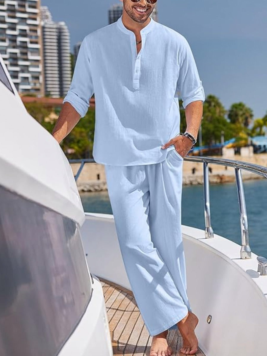 Menns komfortabelt 2-delt fritidssett for vår og sommer. Stilfull skjorte og shorts i lett stoff.