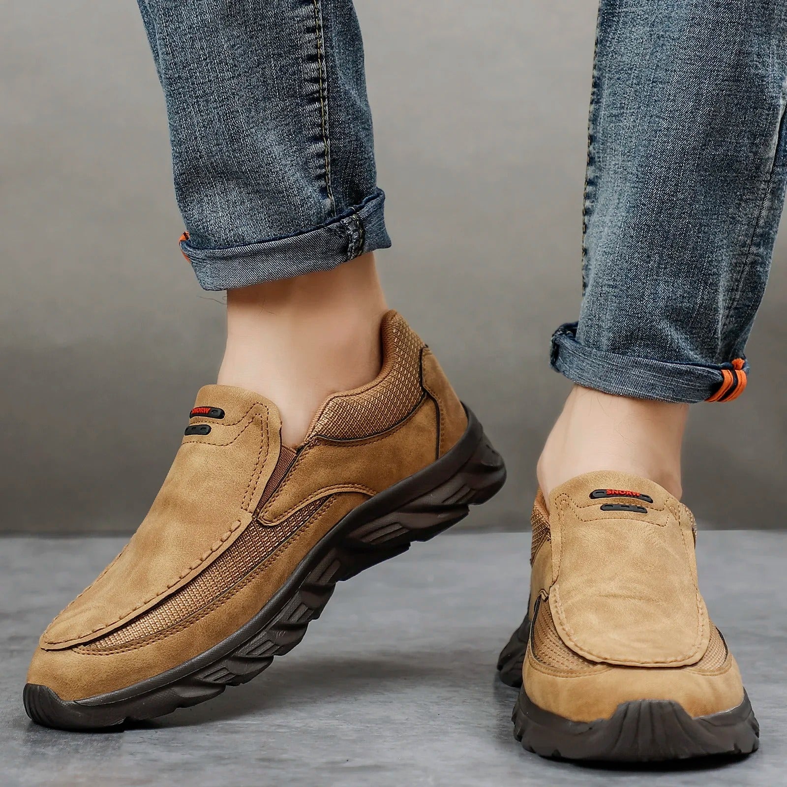 Svarte slip-on loafers for menn med myk såle, gir suveren komfort for lange dager på farten.