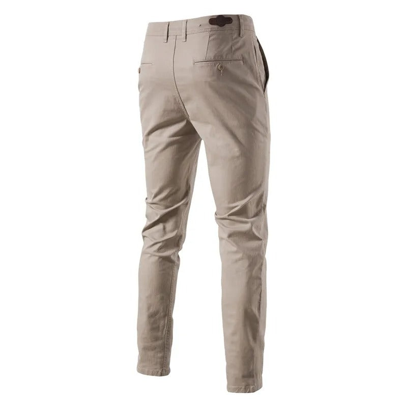 Moderne menns slim fit bukser som kombinerer komfort og stil for fritid og jobb.