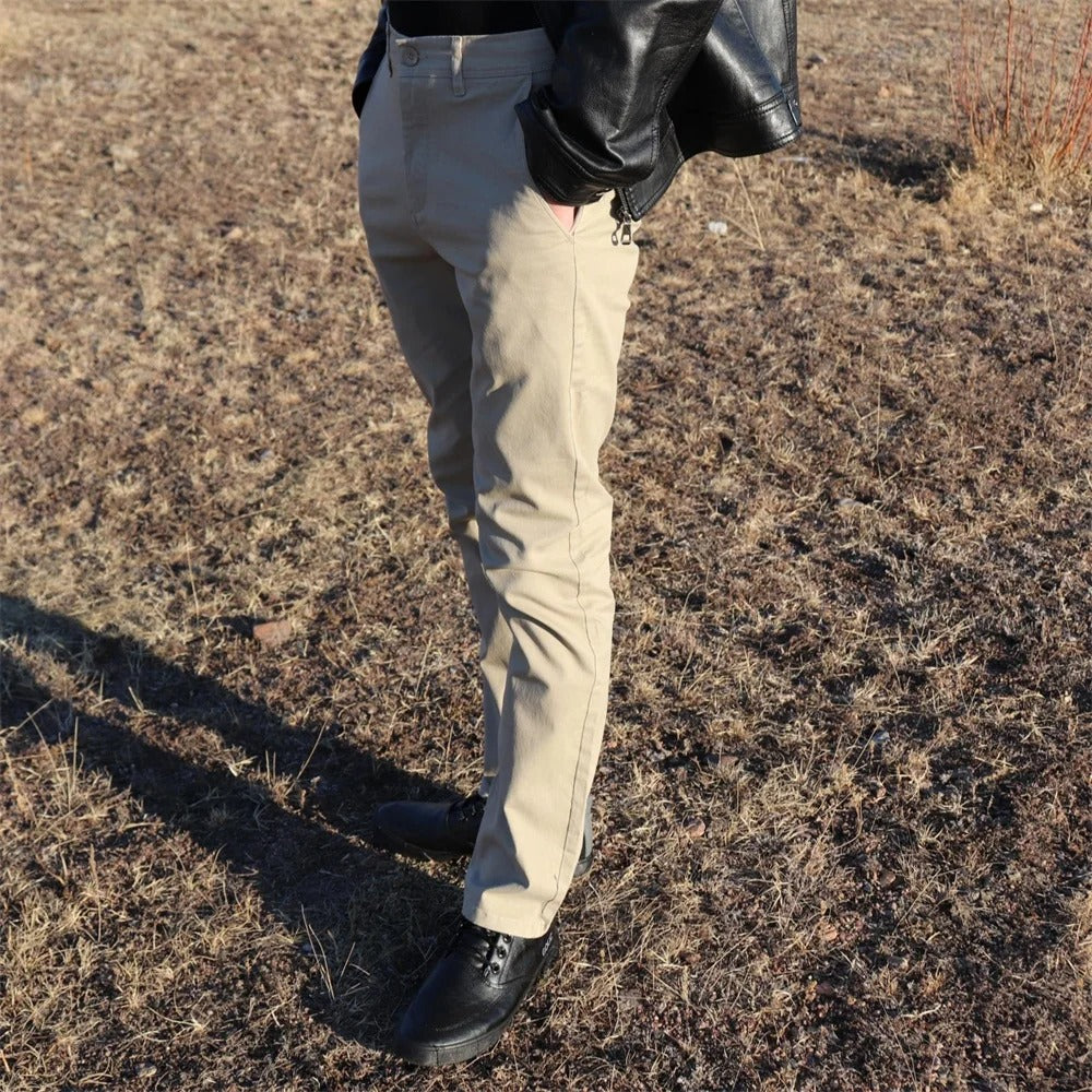 Myke og stilfulle slim fit bukser til herre, en ideell komfortabel casual-bukse.