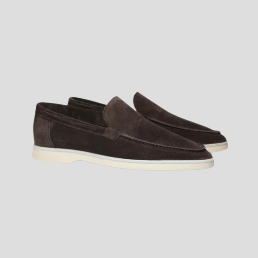 Komfortable slip-on herreloafers i klassisk sort. Perfekt for menn som søker stil og enkel eleganse.