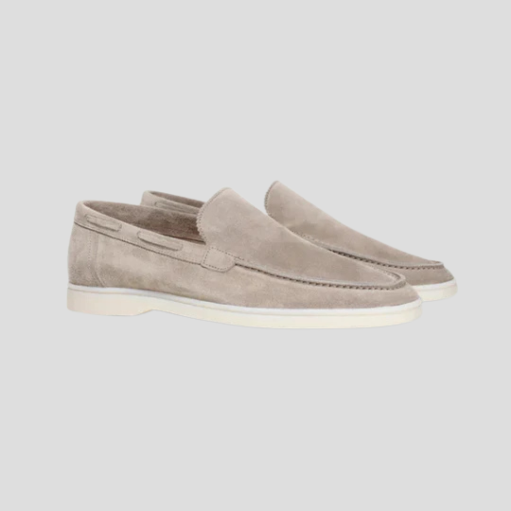 Nærbilde av svarte herreloafers i semsket skinn med diskret sømdetalj. Elegant og komfortabel fritidssko.