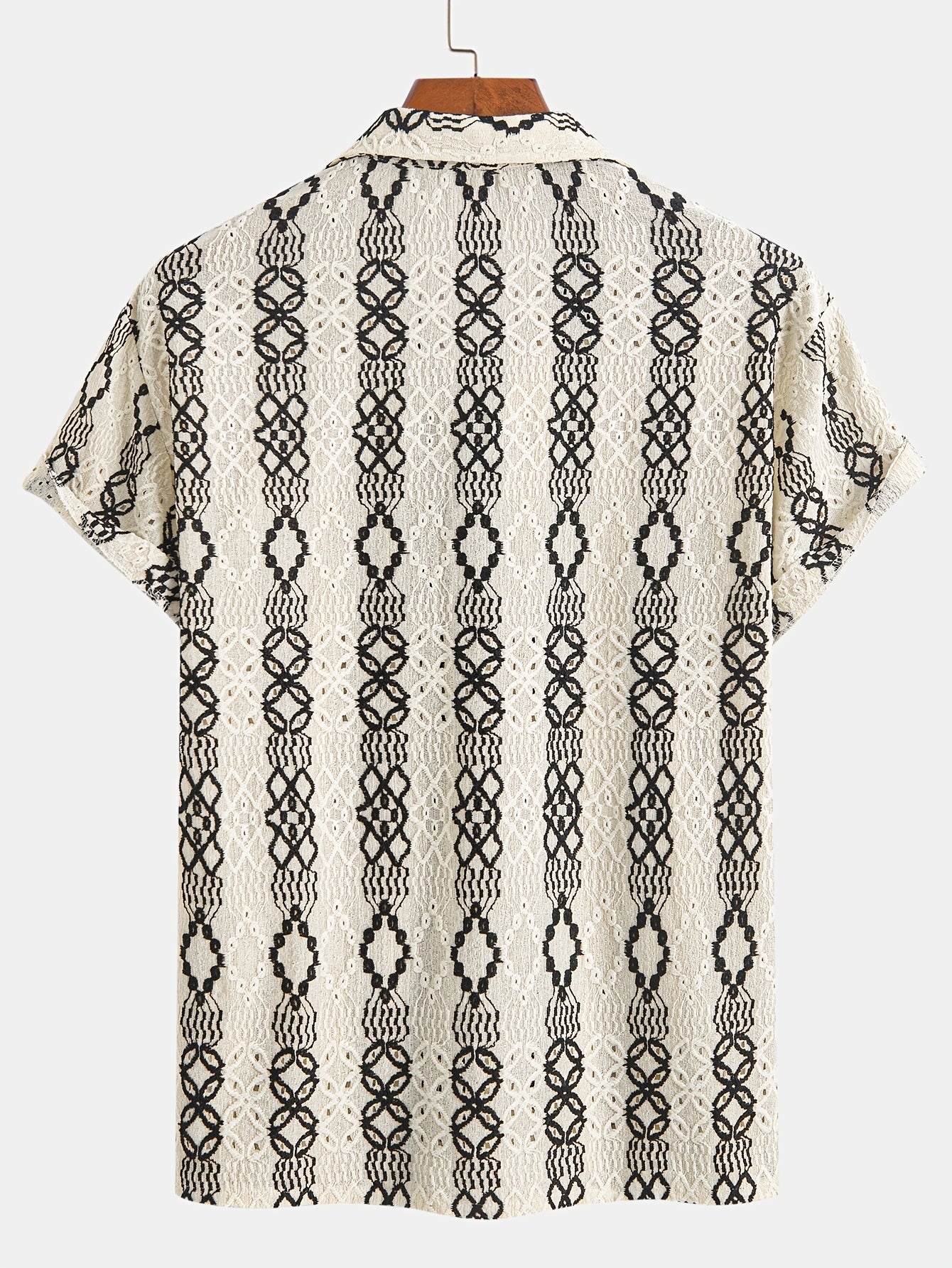 Kortermet menns skjorte med unikt, trendy mønster. Perfekt for en avslappet sommerstil.