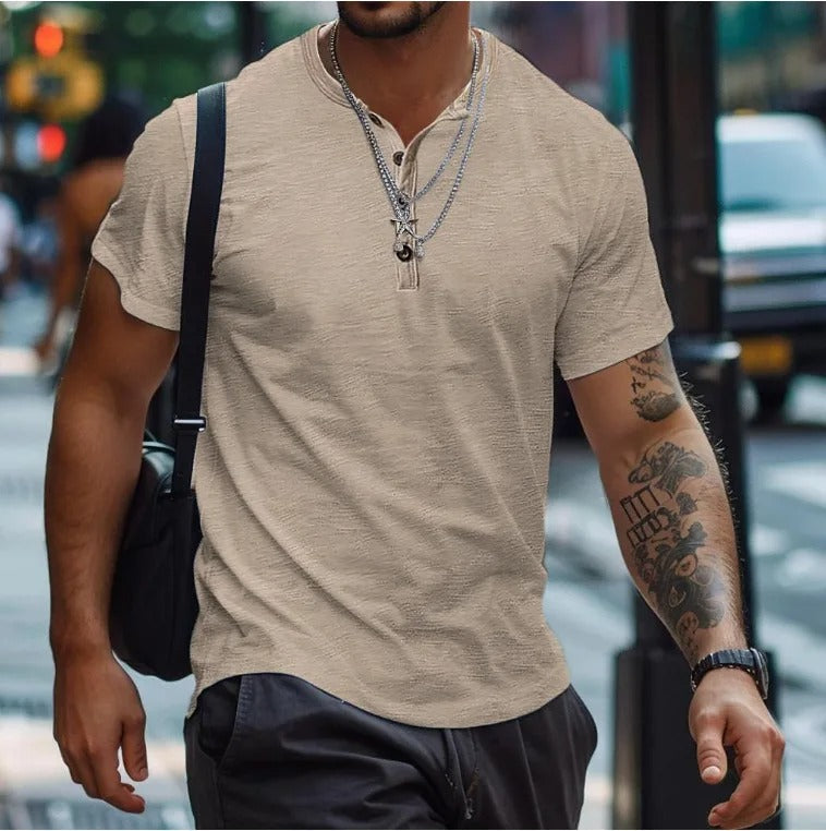 Klassisk menns krageløs t-skjorte med rund hals og korte ermer. Komfortabel for en casual stil.