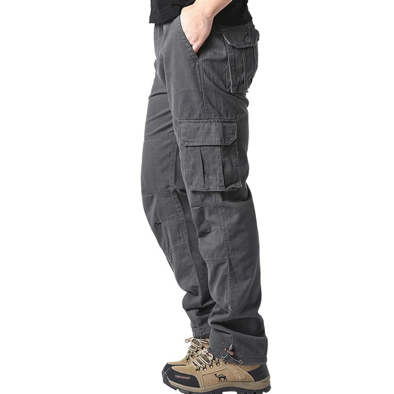 Robuste herrebukser, løs passform og taktisk design. Perfekt for fotturer, friluftsliv og daglig bruk.