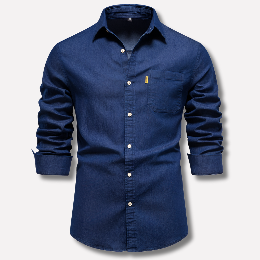Lyseblå langermet denimskjorte for menn. En robust og stilfull klassiker, ideell til hverdag og fritid.