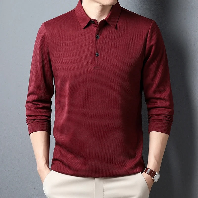 Mann iført stilren langermet poloskjorte, perfekt for smart casual antrekk og fritidsaktiviteter.