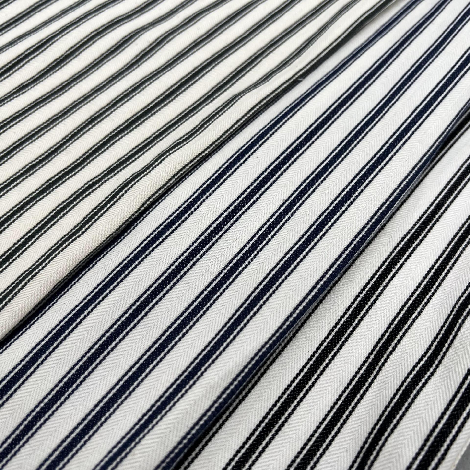 Bakside av langermet herreskjorte med fargede striper. Komfortabel og moderne vår-/sommerstil.