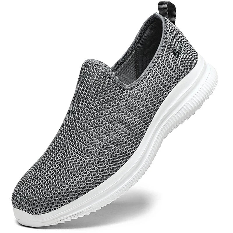 Menns lette slip-on joggesko i pustende stoff for hverdagskomfort og fritid.