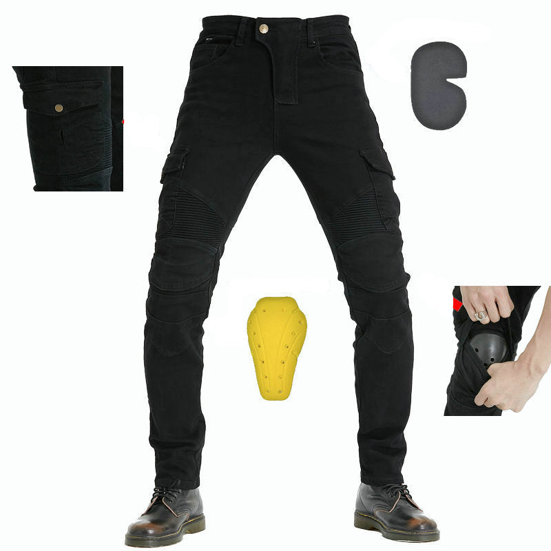 Nærbilde av slitesterk motorsykkeljeans, viser forsterket stoff for menns beskyttelse under MC-turer.
