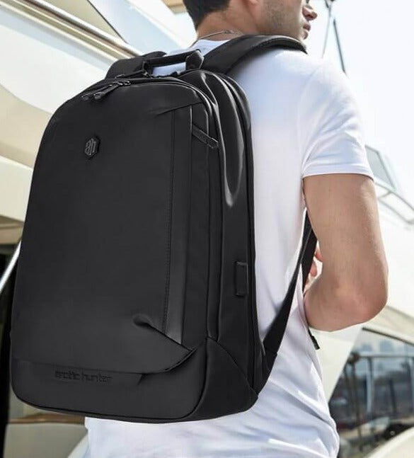 Romslig innsiderom i ryggsekken, med dedikert polstret lomme for laptop, passer for jobb og eventyr.