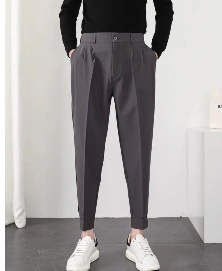 Grå plissert konisk blazerbukse for menn. Stilig streetwear bukse med elastisk midje, perfekt for hverdagsantrekket.