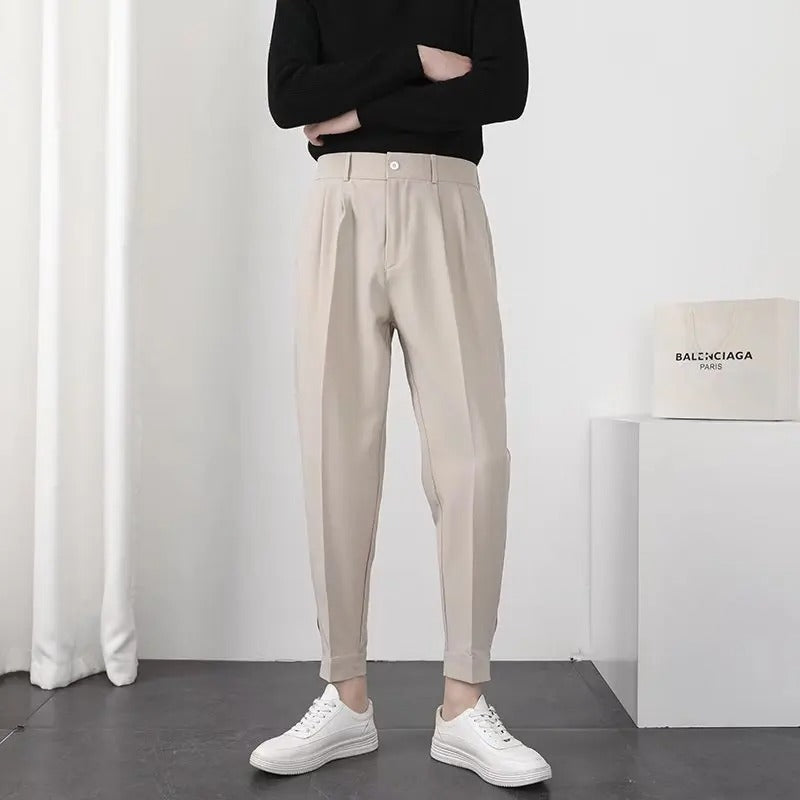 Grå streetwear plissert blazerbukse med konisk ben. Komfortabel herrebukse med elastisk midje, perfekt for urban stil.