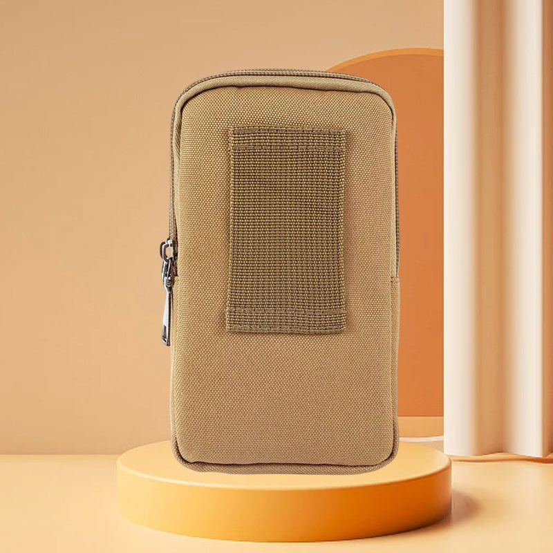 Nærbilde av den vanntette nylonteksturen på menns robuste mobilveske, egnet for alle værforhold.